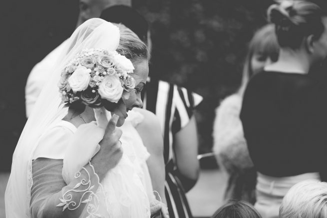 Bryllupsfotograf efter vielse ved kirke