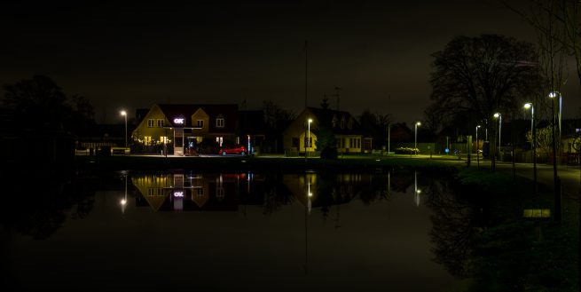 Sengeløse gadekær om natten, med OK tanken