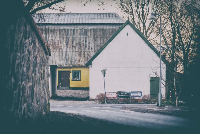 Gammel gård midt i Sengeløse by