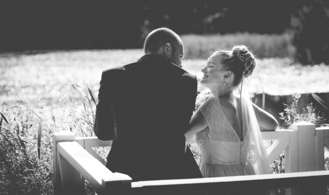 Brudepar ved søen