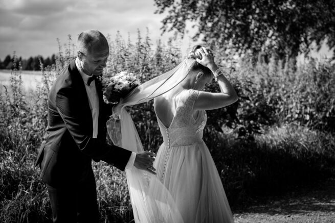 Brudgom retter på slør