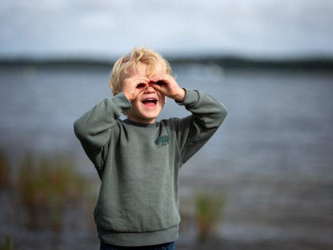 Billede af dreng der står ved vandet
