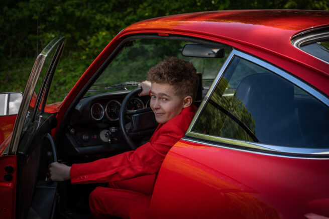 Konfirmand i rød porsche