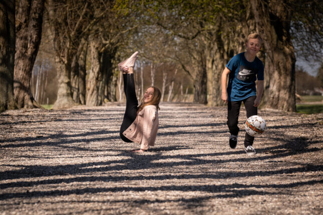 Søskende der viser deres hobby og interesse