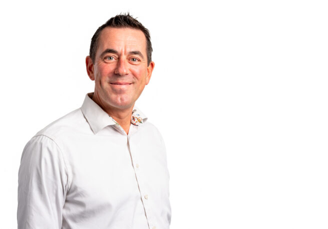 Portrætfoto af mand med hvid baggrund